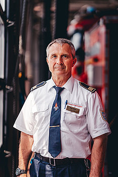 Schulleiter der Thüringer Landesfeuerwehr- und Katastrophenschutzschule Herr Jörg Henze in Uniform.